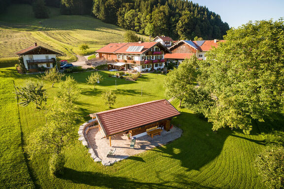 Huette_und_Bauernhaus.jpg